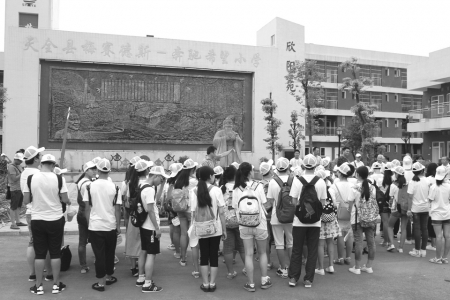 老少牵手,老少牵手慰问情暖童心