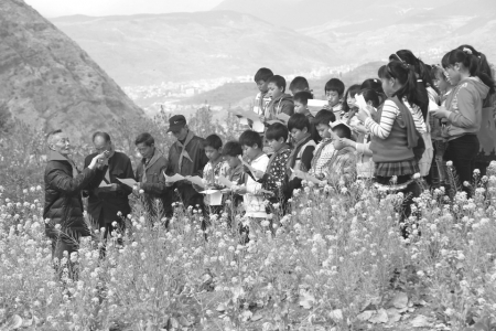 老少牵手,老少牵手慰问情暖童心