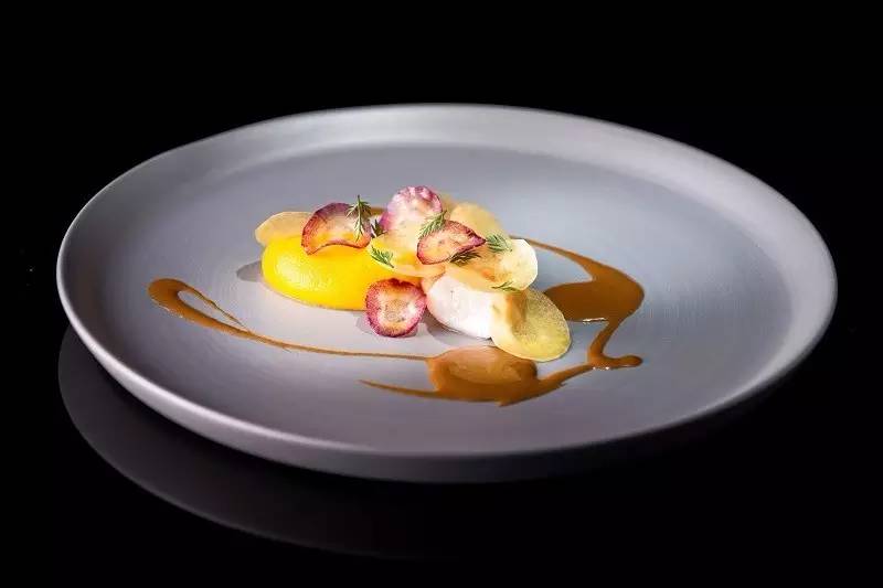 3座普利兹克奖杯，4位世界级建筑大师，一同跑到瑞士乡下建了座可以泡温泉的酒店，要不要一起？