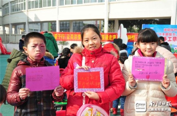 南阳:小手做出爱心卡新年感恩表祝福