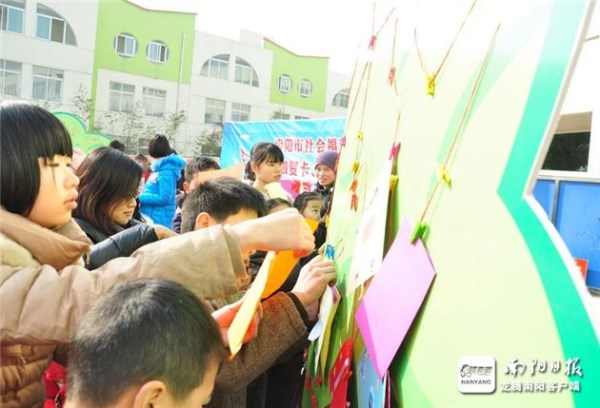 南阳:小手做出爱心卡新年感恩表祝福