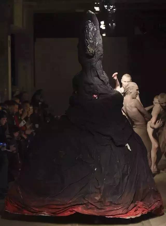 从八戒到厕纸，伦敦男装周的设计灵感会不会来的太奇葩？！