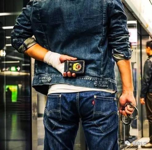 西宁：好民警，空手夺刃勇擒顽贼