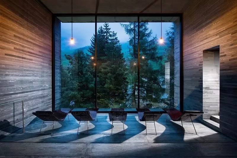 3座普利兹克奖杯，4位世界级建筑大师，一同跑到瑞士乡下建了座可以泡温泉的酒店，要不要一起？