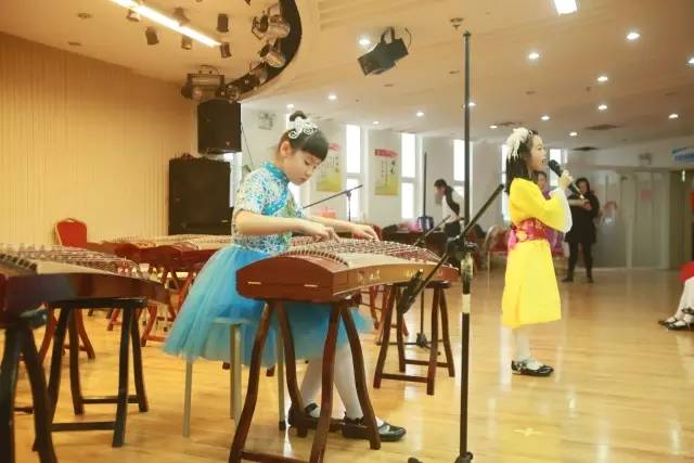 琴韵绕梁童心飞扬——青岛市妇儿活动中心古筝专业汇报演出侧记
