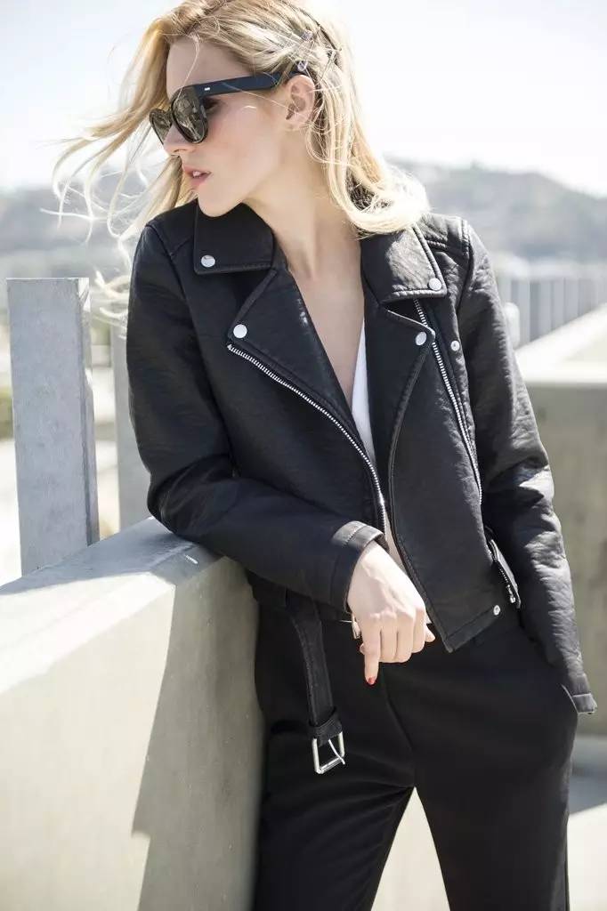 哪些是衣橱里永不过时的单品 (女生衣橱必备的6款经典单品)