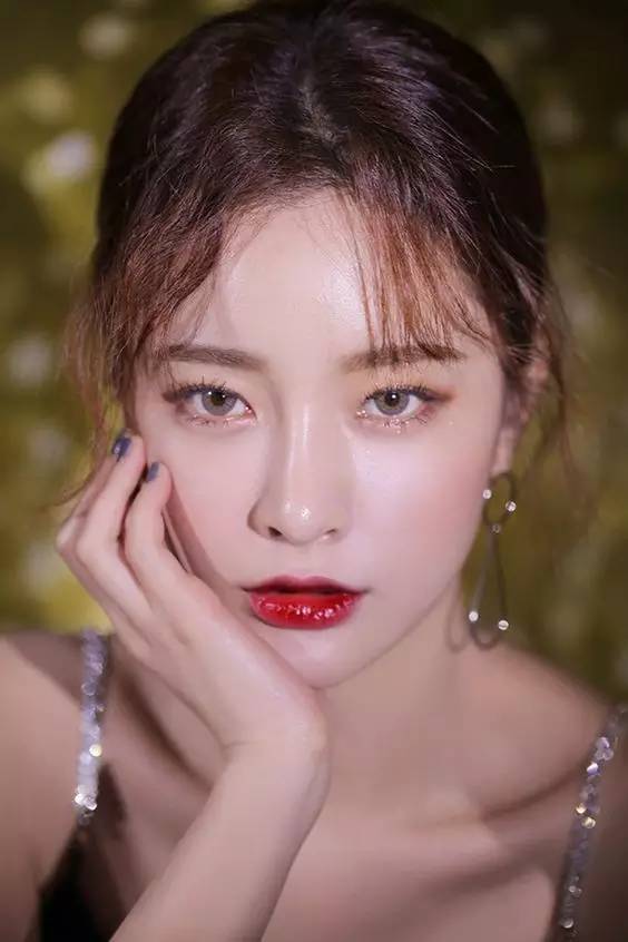 大红唇特别显老,大红唇真的很考验气质