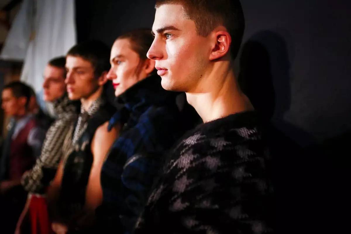 警告，设计师们带着一群异教徒在巴黎*反造**了