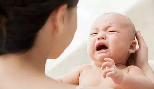 「警惕」这款妈妈超爱的磨牙胶剪开后竟是黑色的!你还敢让孩子放嘴里咬吗?