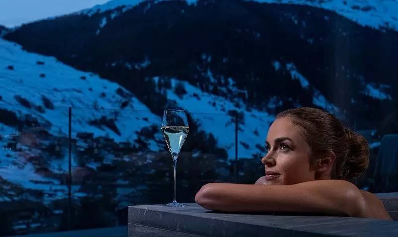 3座普利兹克奖杯，4位世界级建筑大师，一同跑到瑞士乡下建了座可以泡温泉的酒店，要不要一起？