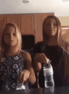 春节假期快来试试这个火爆全球的翻水瓶挑战吧~