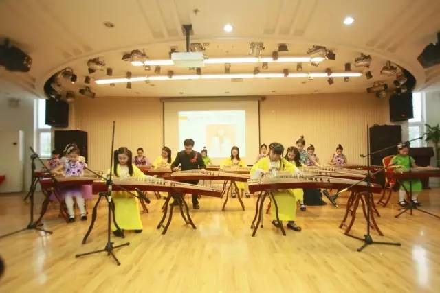 琴韵绕梁童心飞扬——青岛市妇儿活动中心古筝专业汇报演出侧记