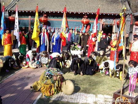 满族人过年有讲究:年猪不得有白毛,还要请乌鸦来吃肉?