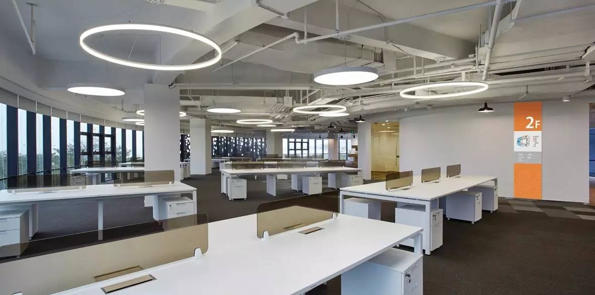 现代办公楼设计高级感,珠海现代简约办公楼会议室装修