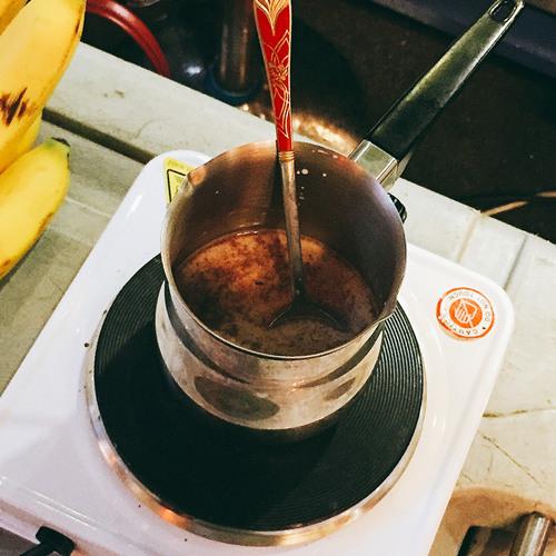 老板,一杯热朱古力,一份烈日窝夫+士多啤梨酱······