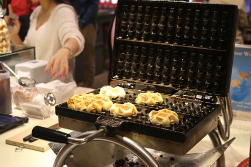 老板,一杯热朱古力,一份烈日窝夫+士多啤梨酱······