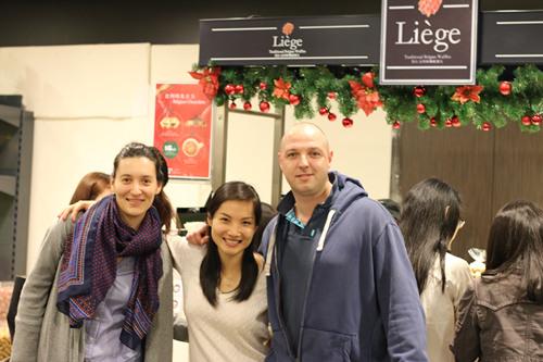 老板,一杯热朱古力,一份烈日窝夫+士多啤梨酱······