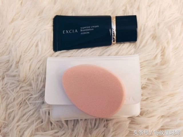 粉扑和海绵哪个上粉底好,气垫底妆用什么粉扑
