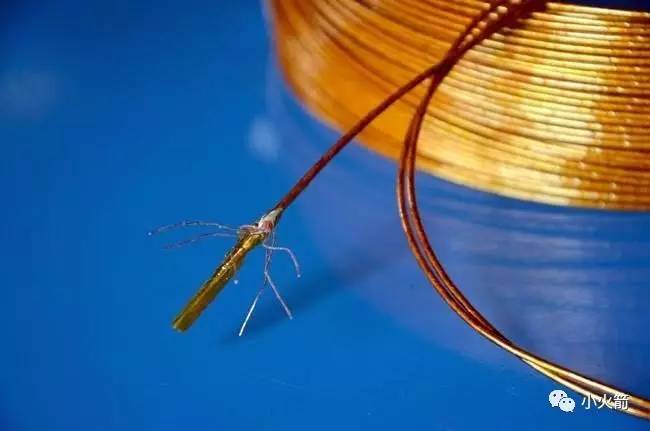 卫星上黄色膜是什么,卫星表面金色薄膜