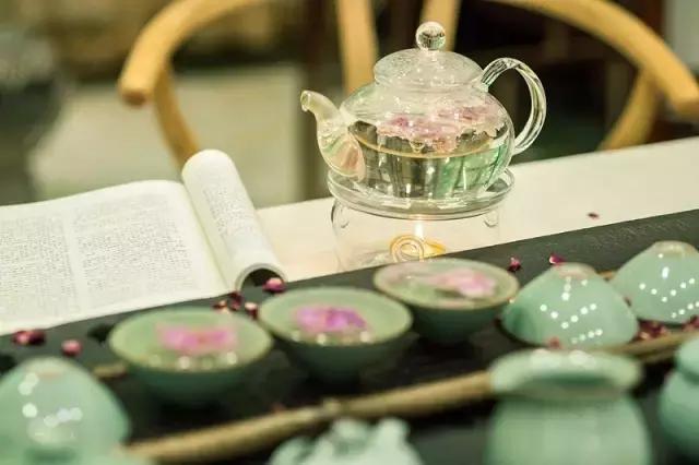 田螺姑娘在水里,水缸里的田螺姑娘