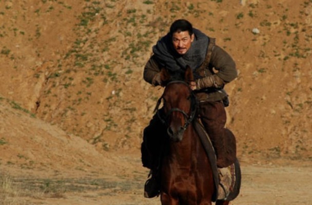 刘德华朱丽倩十指紧扣返港视频,刘德华回老家探亲