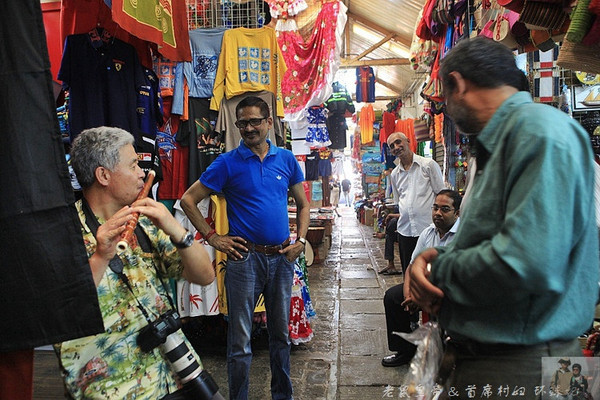在外国街头演唱中国乐器,在外国街头演奏市集音乐