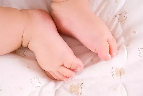 小鹤教你冬天怎样保护好宝宝的小脚丫!