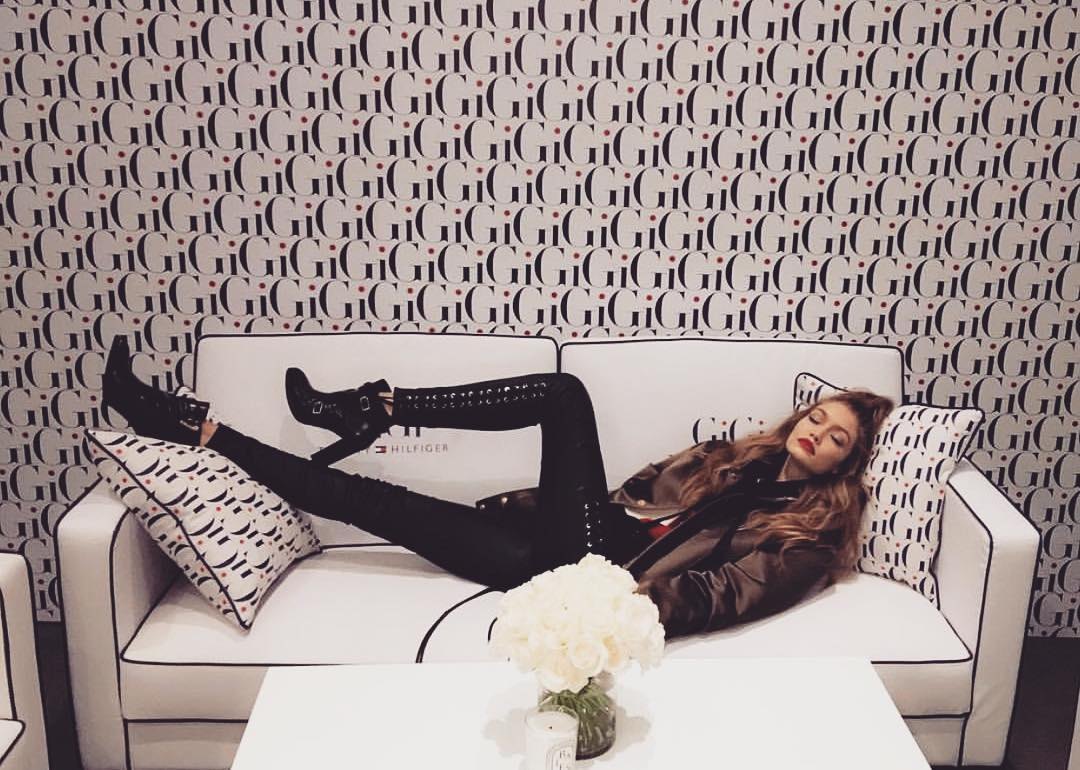 品牌们吸豪门小公主的欧气吸到上瘾,巴黎世家哼:我就是豪门!