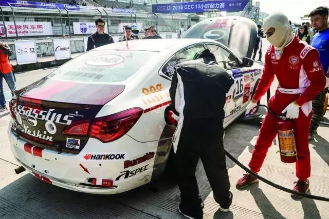 这个感觉倍儿爽,因为我们拿了12小时耐力赛的奖杯