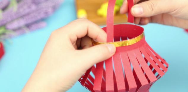 一张纸就能做好灯笼很简单的,用彩纸做灯笼的最简单方法