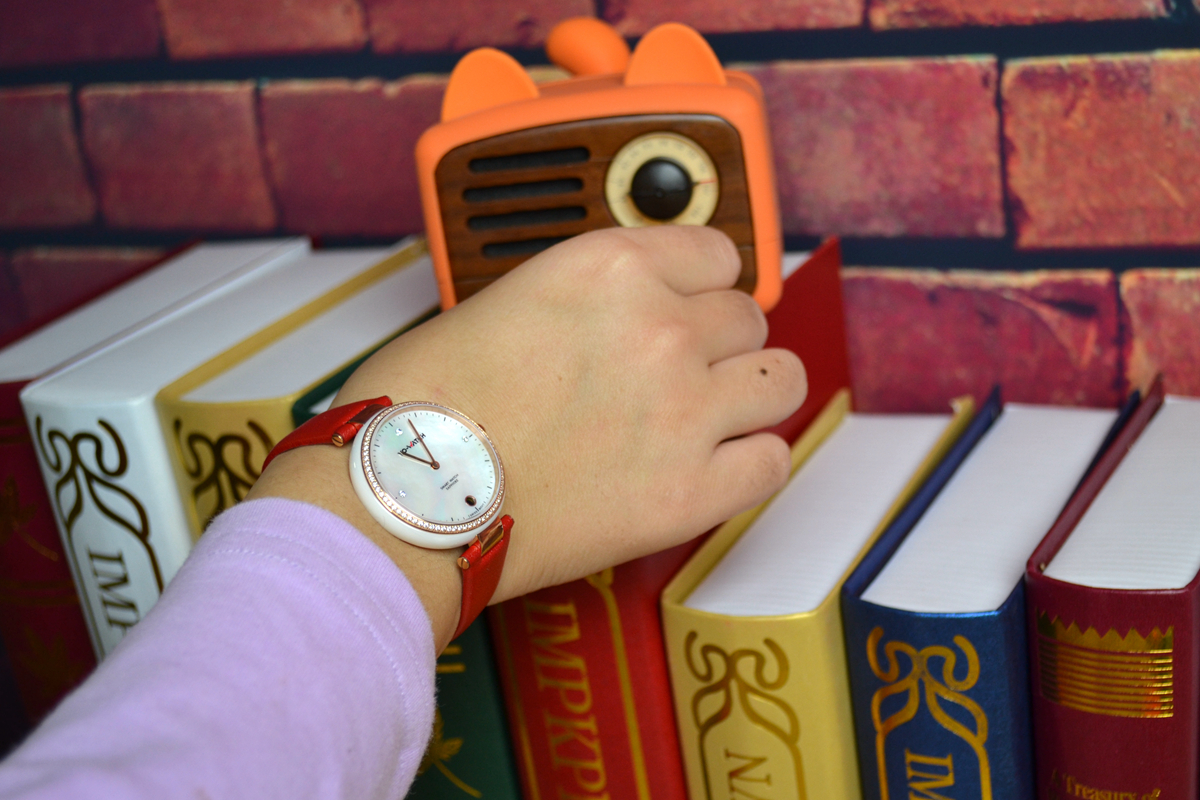 有水晶有钻石，能测UV会自拍，续航8个月，为妹子而生的智能表