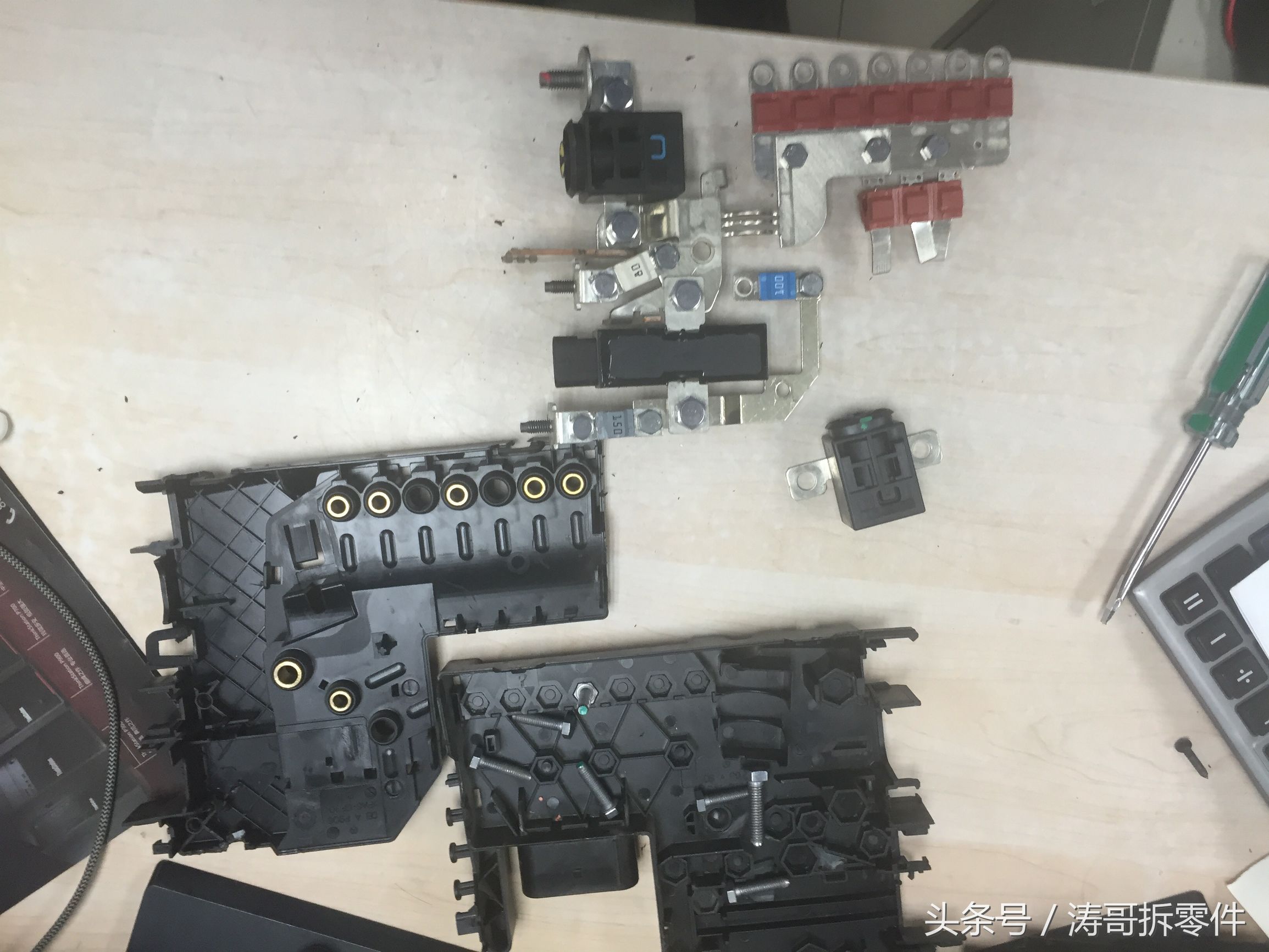 奔驰断电复位教程,奔驰A200玻璃开关怎么拆