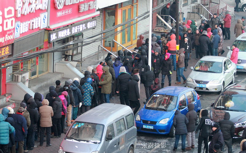 民众零下12度寒风中排队,上万民众寒风排队数小时