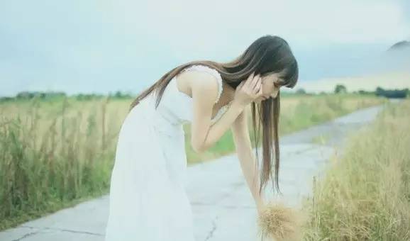 他为了她，踢坏了宾馆的门