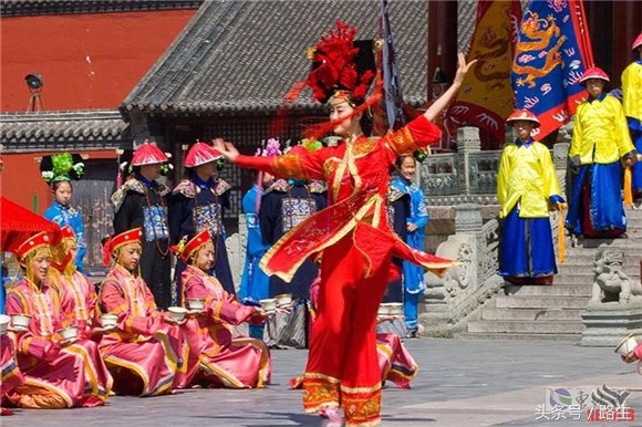 满族人过年有讲究:年猪不得有白毛,还要请乌鸦来吃肉?