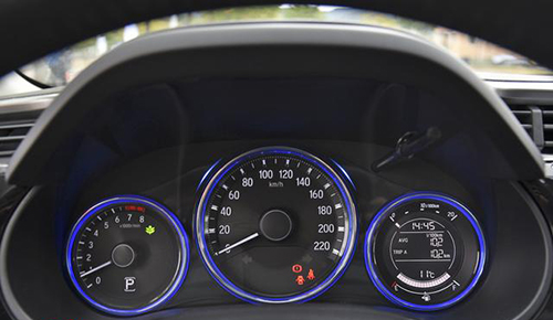 它顶配不到12万轻松装4个大登机箱省油堪比混动