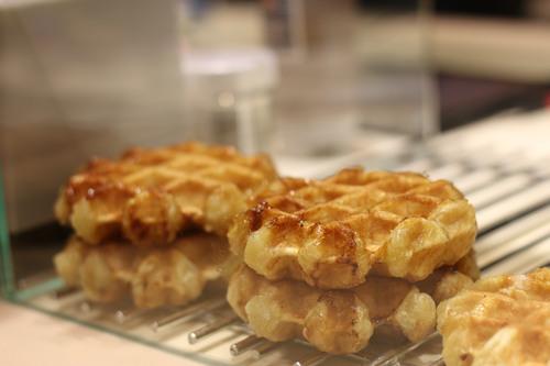 老板,一杯热朱古力,一份烈日窝夫+士多啤梨酱······