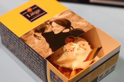 老板,一杯热朱古力,一份烈日窝夫+士多啤梨酱······