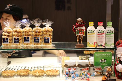 老板,一杯热朱古力,一份烈日窝夫+士多啤梨酱······