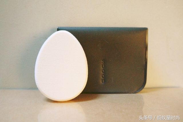 粉扑和海绵哪个上粉底好,气垫底妆用什么粉扑