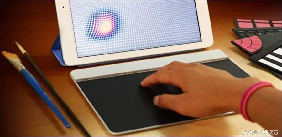 一块板，放张膜就实现任何功能，控制机器人也没问题，什么黑科技