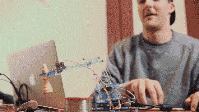 一块板，放张膜就实现任何功能，控制机器人也没问题，什么黑科技