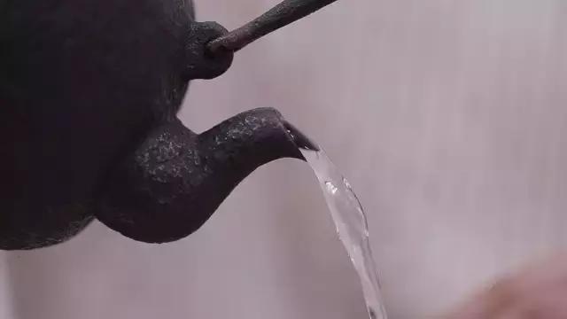 铁壶开壶养壶视频,铁壶如何开壶才不生锈