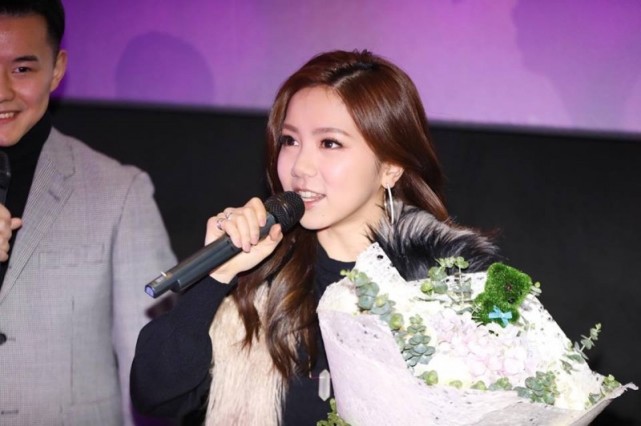 刘德华朱丽倩十指紧扣返港视频,刘德华回老家探亲