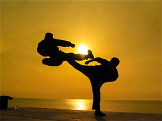 铁腿扫踢完整版视频,铁腿扫踢完整视频