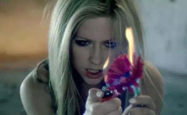 艾薇儿谈及病情,19岁艾薇儿近照