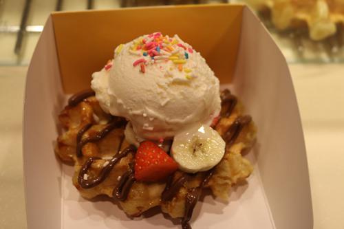 老板,一杯热朱古力,一份烈日窝夫+士多啤梨酱······