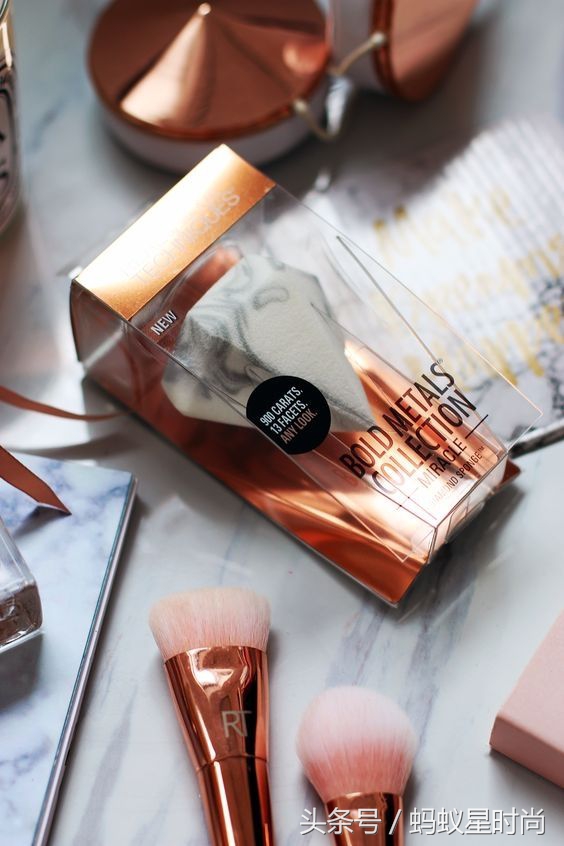 粉扑和海绵哪个上粉底好,气垫底妆用什么粉扑