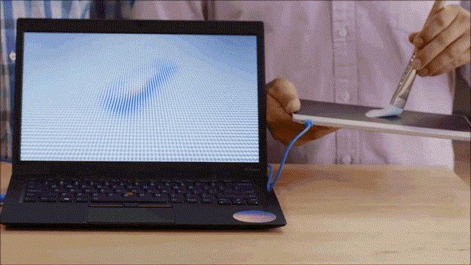 一块板，放张膜就实现任何功能，控制机器人也没问题，什么黑科技