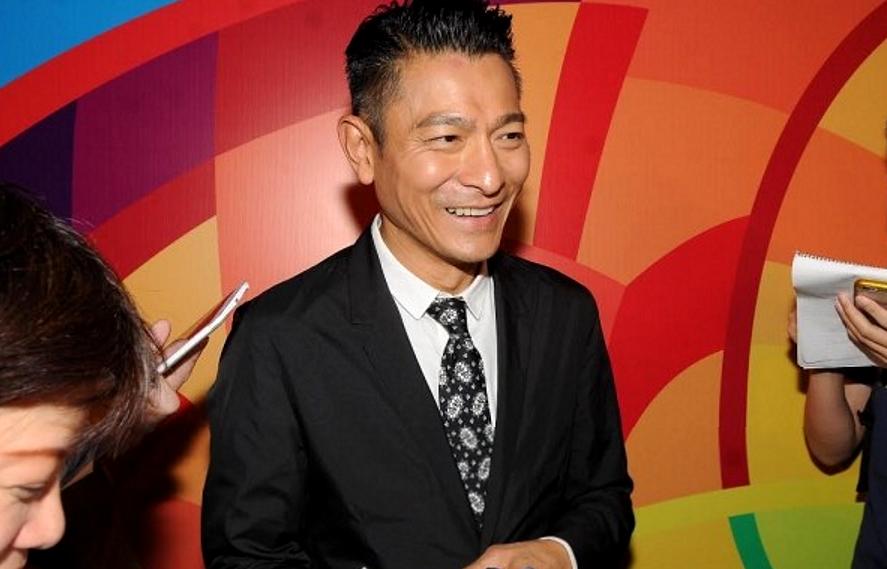 刘德华朱丽倩十指紧扣返港视频,刘德华回老家探亲